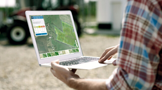 Un homme utilise atfarm sur son ordinateur