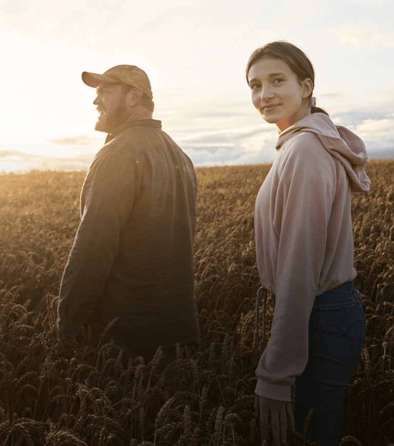 Un fermier et sa fille dans un champ de blé