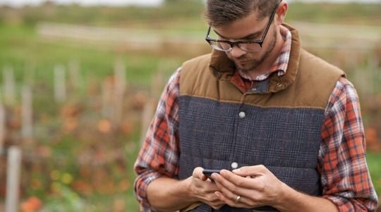 Un agriculteur regarde son portable