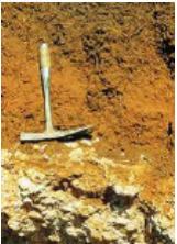 Pioche sur un rocher