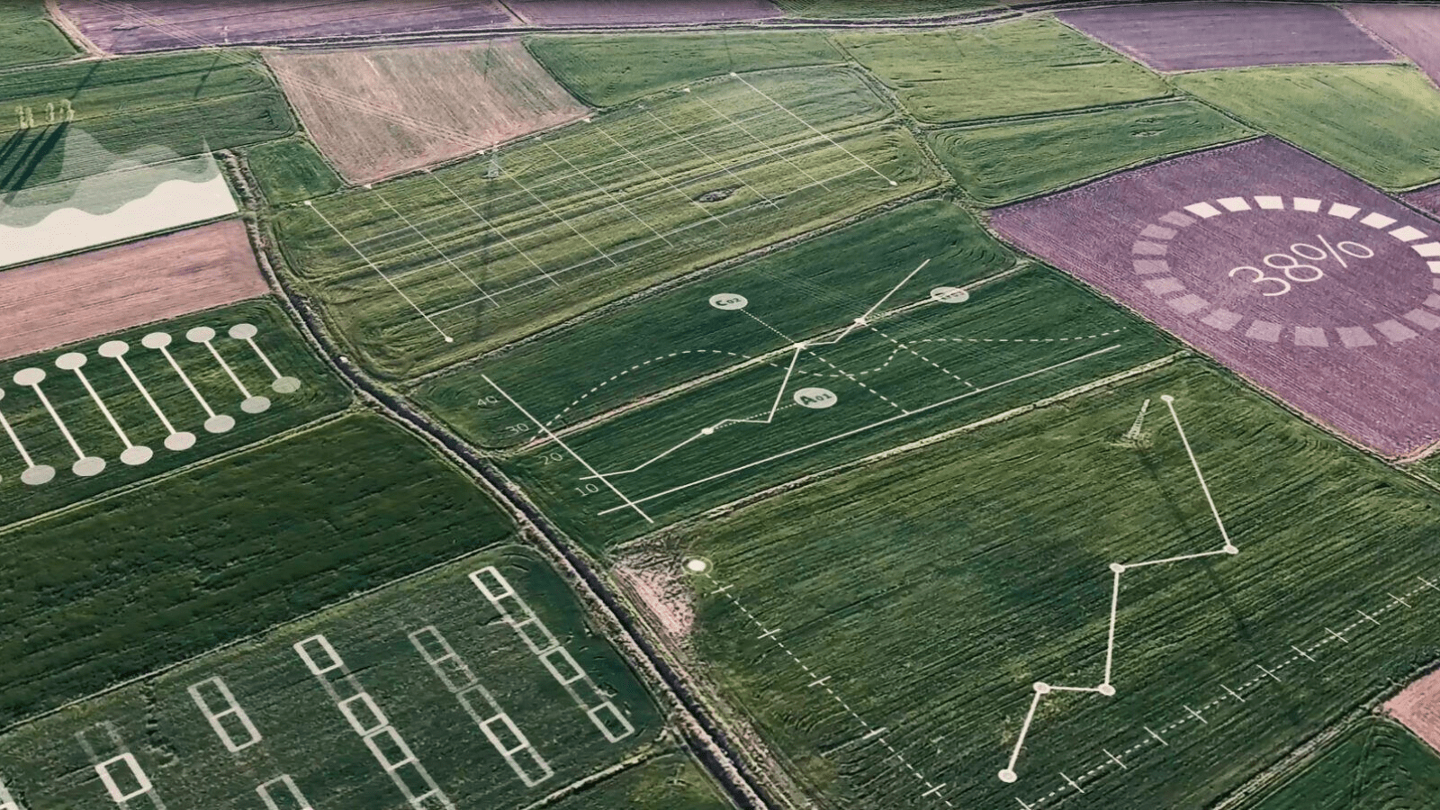 Un agriculteur téléphone dans un champ