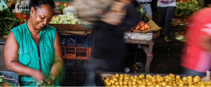 Une femme dans un march&eacute;