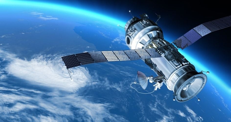 Satellite au dessus de la Terre dans l'espace