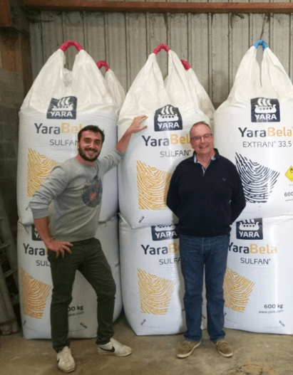 Christian et son fils devant des bigbags d'engrais Yara Bela