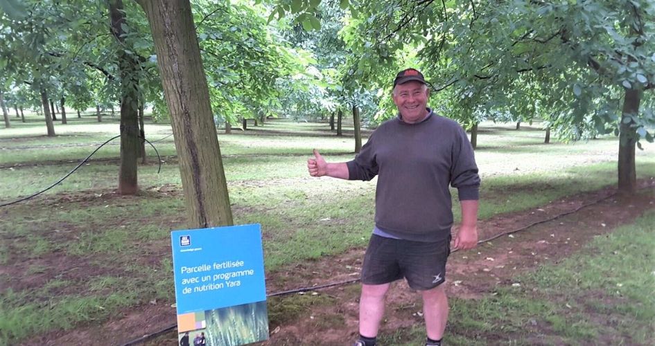 L'agriculteur Oliver M. devant un noyer