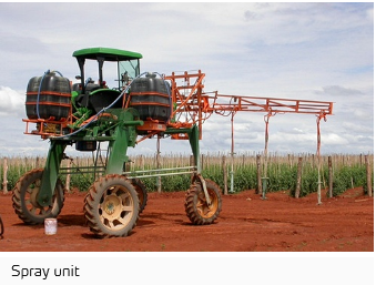 Une unité de pulvérisation sur un champ