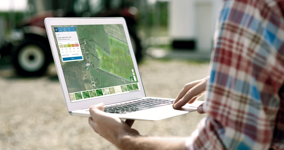 Technologie Atfarm utilisé par un agriculteur sur son ordinateur